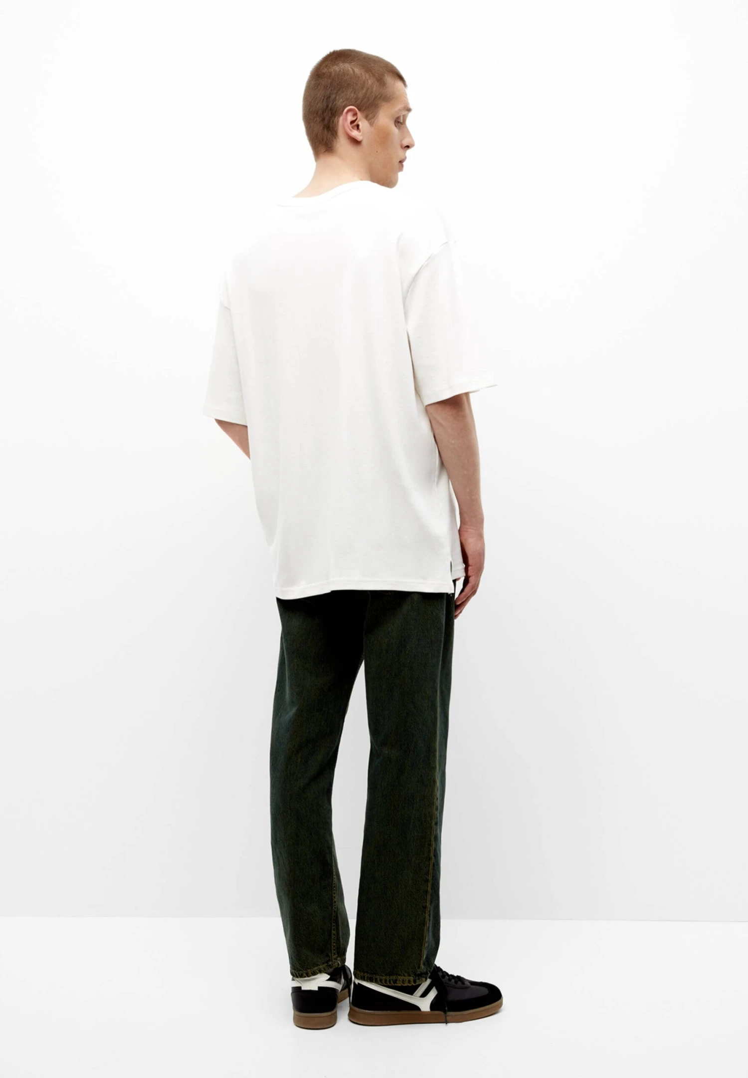 PULL & BEAR Short SleeveWith PocketT-Shirt BasicWhite Uomo T-shirt E Polo PUC22O1N4-A11 5 PULL & BEAR Short SleeveWith PocketT-Shirt BasicWhite Uomo T-shirt E Polo PUC22O1N4-A11 - immagine 3