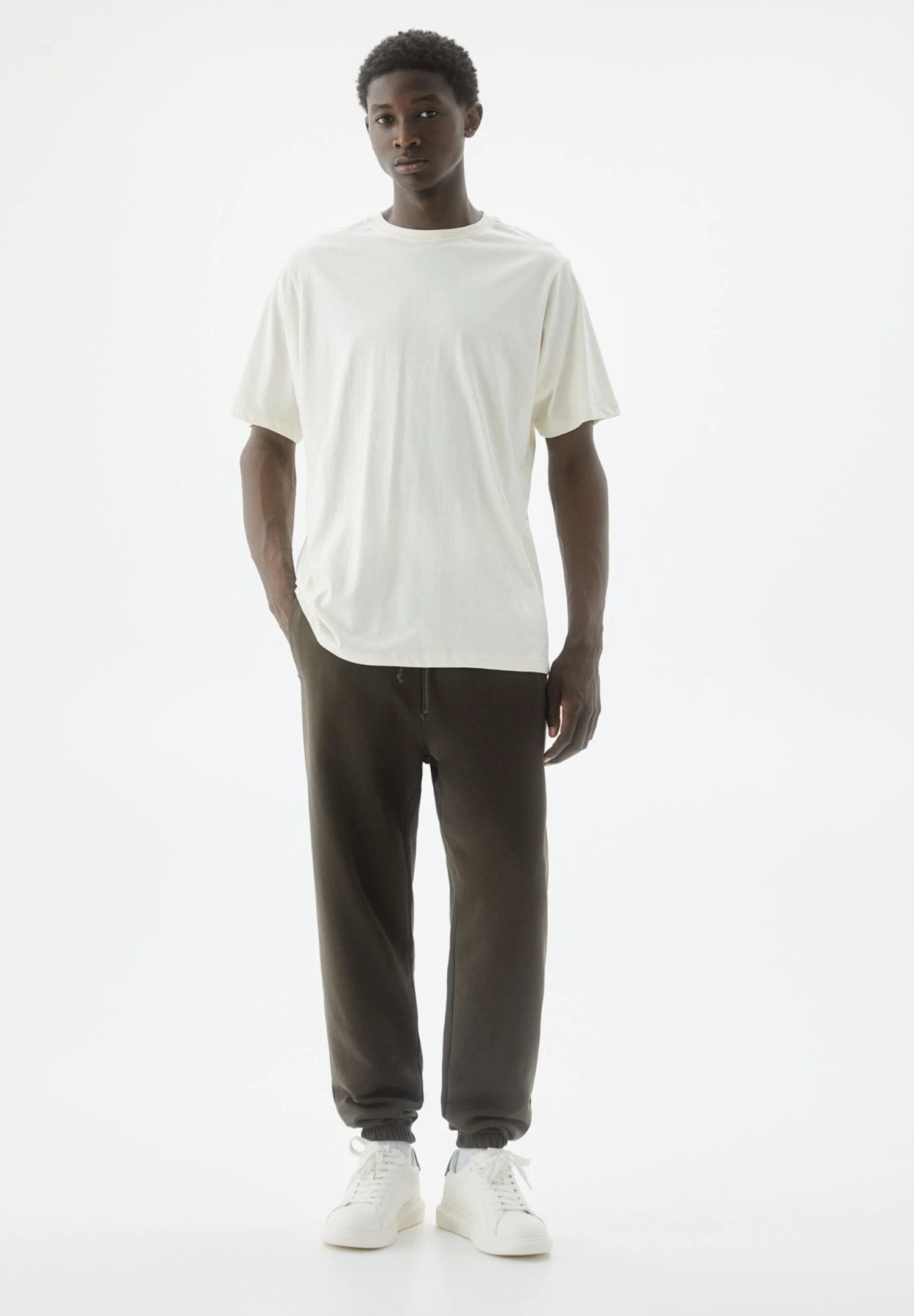 PULL & BEAR Standard Fit - Joggers - Pantaloni Sportivi - Light Brown 4 PULL & BEAR Standard Fit - Joggers - Pantaloni Sportivi - Light Brown - immagine 2