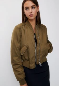 PULL & BEAR Zipped Basic- Giubbotto Bomber - Khaki 11 PULL & BEAR Zipped Basic- Giubbotto Bomber - Khaki -PULL - BEAR Negozio 08a45779bb9f4c5bbb2145452d47bb43