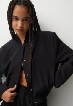 PULL & BEAR Cropped With Padded Shoulders - Giubbotto Bomber - Black -PULL - BEAR Negozio 0a7533a7207f40ee916d24e6afc82a97