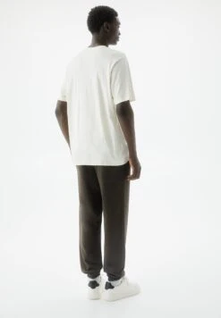 PULL & BEAR Standard Fit - Joggers - Pantaloni Sportivi - Light Brown 12 PULL & BEAR Standard Fit - Joggers - Pantaloni Sportivi - Light Brown -PULL - BEAR Negozio 0f6128c2c0924454991ac8ed902b6d8d