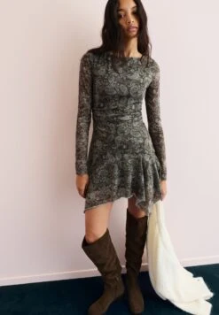 PULL & BEAR PAISLEY ASYMMETRIC SHORT - Vestito Casual - Khaki -PULL - BEAR Negozio 1236be8245044812b1d694566ac21e7b