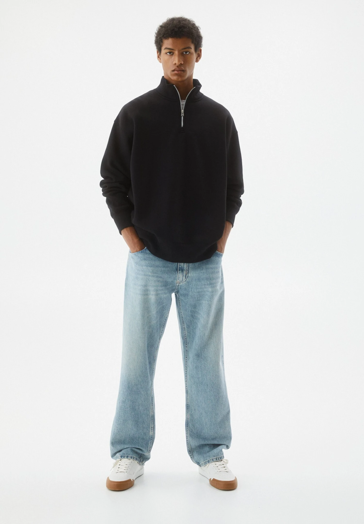 PULL & BEAR Basic Coloured Zip-Up NeckFelpaBlack Uomo Maglieria E Felpe PUC22S0QT-Q11 4 PULL & BEAR Basic Coloured Zip-Up NeckFelpaBlack Uomo Maglieria E Felpe PUC22S0QT-Q11 - immagine 2