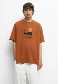 PULL & BEAR Short Sleeve With EmbroideryT-Shirt Con StampaOchre Uomo T-shirt E Polo PUC22O1NT-O11
