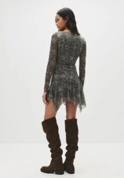 PULL & BEAR PAISLEY ASYMMETRIC SHORT - Vestito Casual - Khaki -PULL - BEAR Negozio 1ed24c24ff8d4fb591ec6e1c625210da