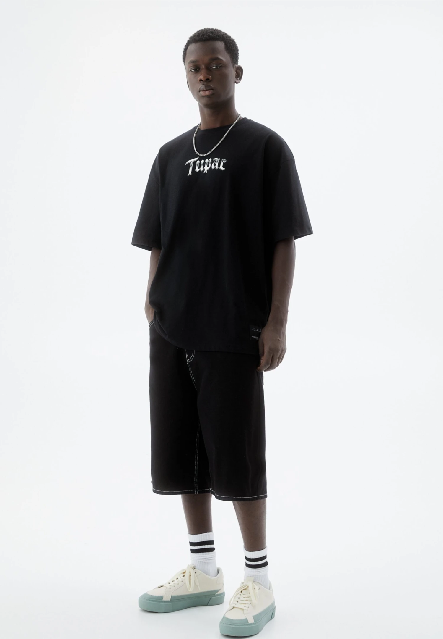 PULL & BEAR Tupac - T-Shirt Con Stampa - Black 4 PULL & BEAR Tupac - T-Shirt Con Stampa - Black - immagine 2