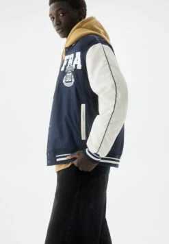 PULL & BEAR San Francisco VarsityGiubbotto BomberDark Blue Uomo Giacche PUC22T0T4-K11 -PULL - BEAR Negozio 262cbc6d540d49f1b4c655be4f203aaf