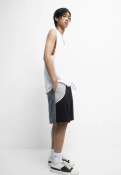 PULL & BEAR Bermuda With PanelsShortsBlack Uomo Bermuda PUC22F0DD-Q11 -PULL - BEAR Negozio 29319ce6b48b43c0ae8a0abfd1c66c51