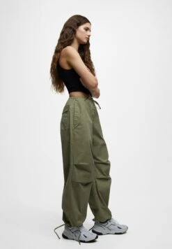 PULL & BEAR ParachutePantaloniKhaki Donna Pantaloni PUC21A0SG-N11 -PULL - BEAR Negozio 2c6c91baa3634801928f1df29a6d9ae7