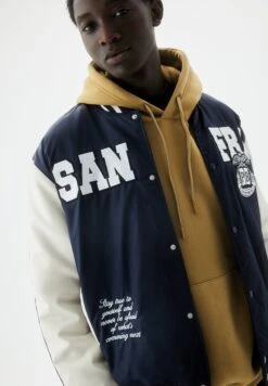 PULL & BEAR San Francisco VarsityGiubbotto BomberDark Blue Uomo Giacche PUC22T0T4-K11 -PULL - BEAR Negozio 3b91264d49b549c0b4394ed66ec35468