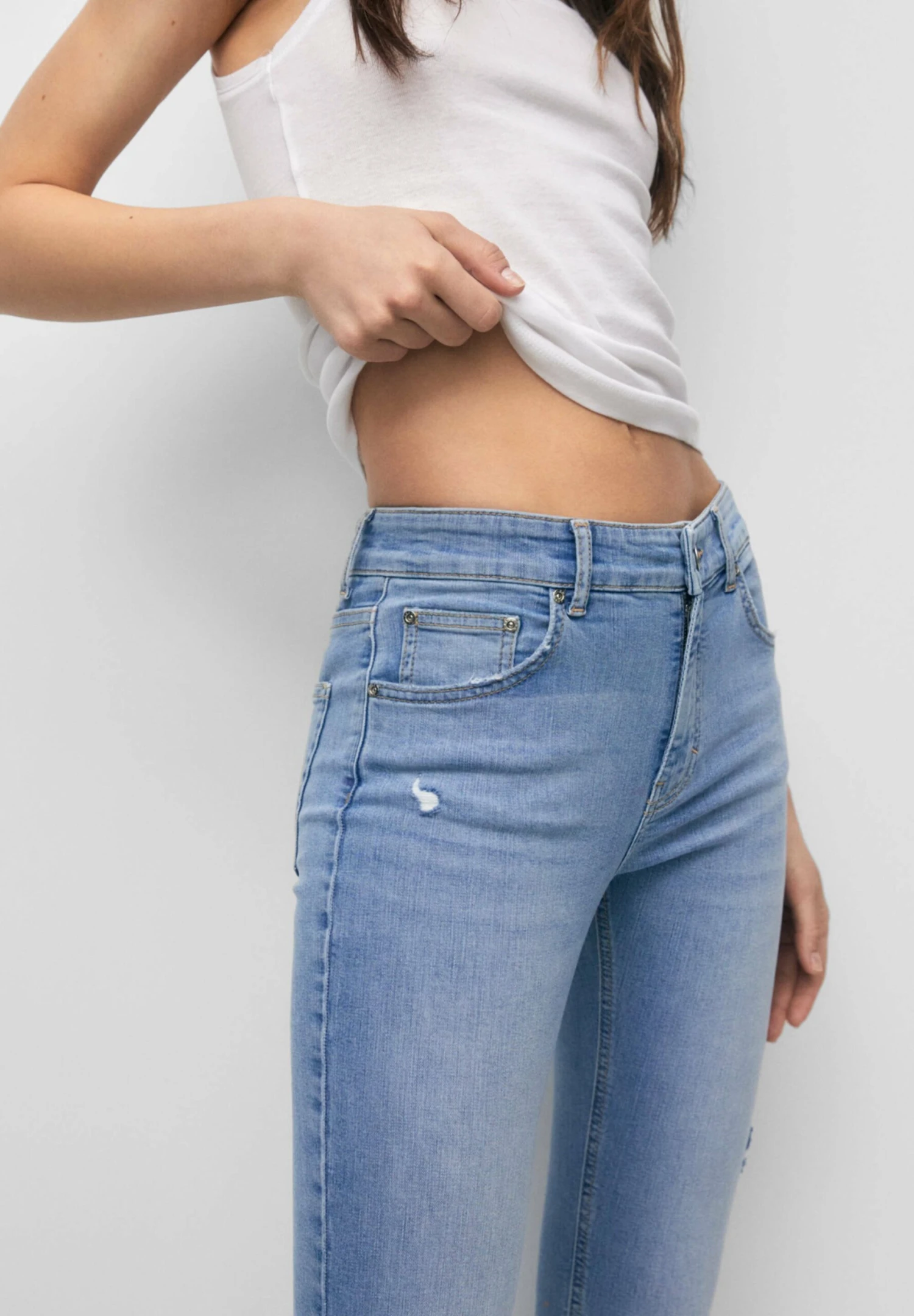 PULL & BEAR Mid Waist RippedJeans Skinny FitStone Blue Denim Donna Jeans PUC21N0KV-K11 6 PULL & BEAR Mid Waist RippedJeans Skinny FitStone Blue Denim Donna Jeans PUC21N0KV-K11 - immagine 4