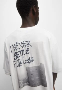 PULL & BEAR Short Sleeve StwdT-Shirt Con StampaWhite Uomo T-shirt E Polo PUC22O1PA-A11 11 PULL & BEAR Short Sleeve StwdT-Shirt Con StampaWhite Uomo T-shirt E Polo PUC22O1PA-A11 -PULL - BEAR Negozio 49bd01aa59c8405e9ee2b1630b8abbd7