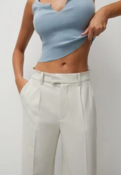 PULL & BEAR Darted Smart - Pantaloni - White -PULL - BEAR Negozio 4a248c0a4bce4261b17c78ac2d33f6ed