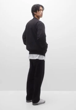 PULL & BEAR Lightweight - Giubbotto Bomber - Black -PULL - BEAR Negozio 4b03655e153b40678c85677e06b72d1e