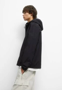 PULL & BEAR BlockImpermeabileBlack Uomo Giacche PUC22T0SI-Q11 13 PULL & BEAR BlockImpermeabileBlack Uomo Giacche PUC22T0SI-Q11 -PULL - BEAR Negozio 4ec94c540c60407e80d5ec8b98440648