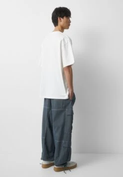 PULL & BEAR Short Sleeve With Round PrintT-Shirt Con StampaWhite Uomo T-shirt E Polo PUC22O1PE-A11 11 PULL & BEAR Short Sleeve With Round PrintT-Shirt Con StampaWhite Uomo T-shirt E Polo PUC22O1PE-A11 -PULL - BEAR Negozio 50919711d73d42f384630e5db85473b4