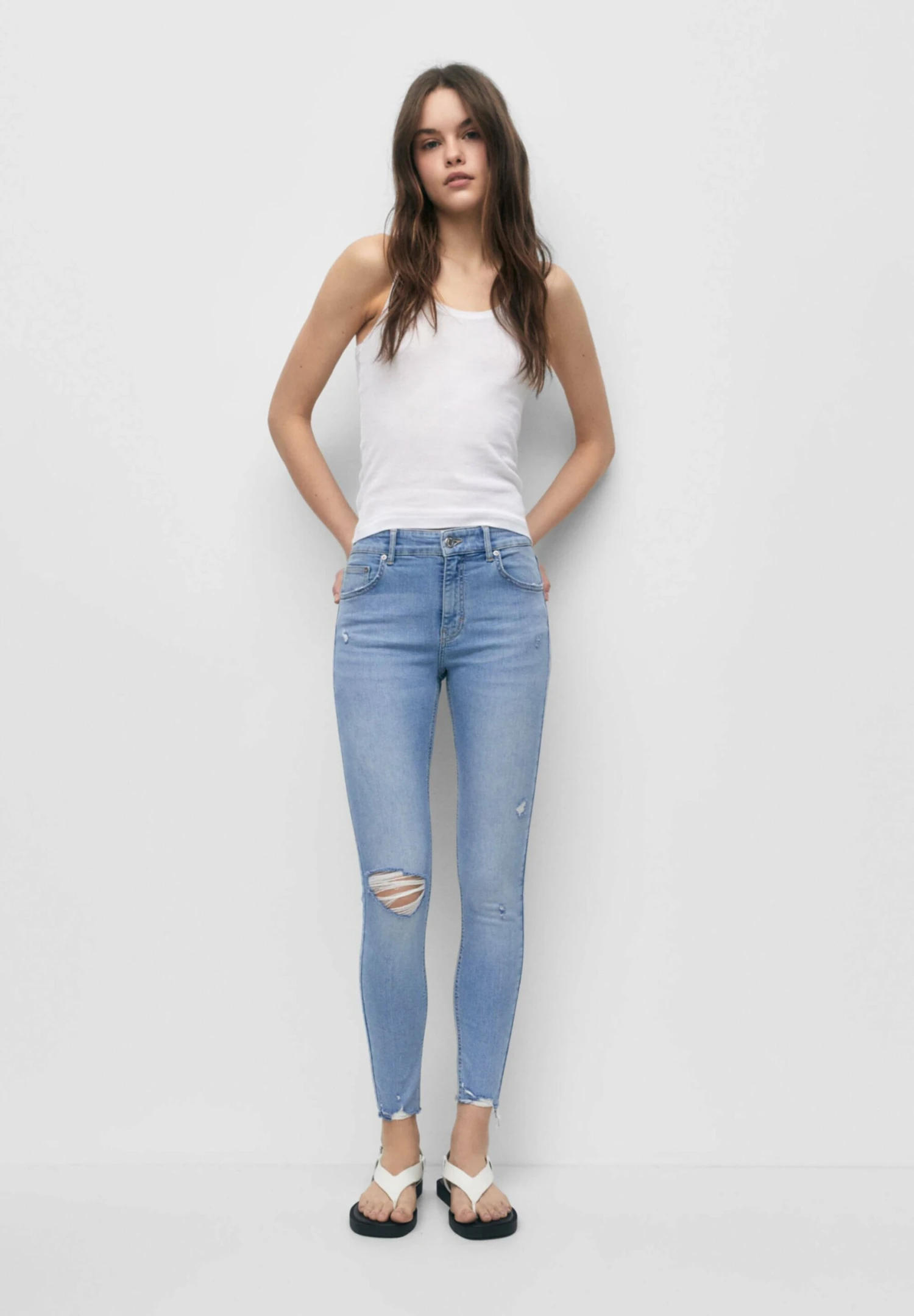 PULL & BEAR Mid Waist RippedJeans Skinny FitStone Blue Denim Donna Jeans PUC21N0KV-K11 4 PULL & BEAR Mid Waist RippedJeans Skinny FitStone Blue Denim Donna Jeans PUC21N0KV-K11 - immagine 2