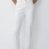 PULL & BEAR MomJeans Tapered FitWhite Donna Jeans PUC21N0J6-A11 2 PULL & BEAR MomJeans Tapered FitWhite Donna Jeans PUC21N0J6-A11 -PULL - BEAR Negozio 53ef83f5dfe54405ab766147005e9649