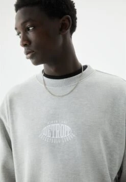 PULL & BEAR Detroit VarsityFelpaGrey Uomo Maglieria E Felpe PUC22S0R6-C11 -PULL - BEAR Negozio 5738cd4fefd74d9c9b7fcd4d9e9f567e