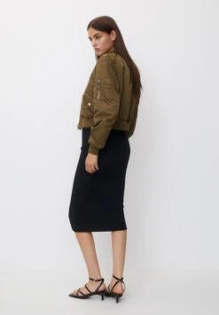 PULL & BEAR Zipped Basic- Giubbotto Bomber - Khaki 10 PULL & BEAR Zipped Basic- Giubbotto Bomber - Khaki -PULL - BEAR Negozio 5885a58d26654c939198c15ca5225f1c