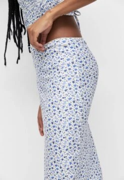 PULL & BEAR Long Floral - Gonna Lunga - Blue 11 PULL & BEAR Long Floral - Gonna Lunga - Blue -PULL - BEAR Negozio 5965547979f0427da6b8c1724807d98d