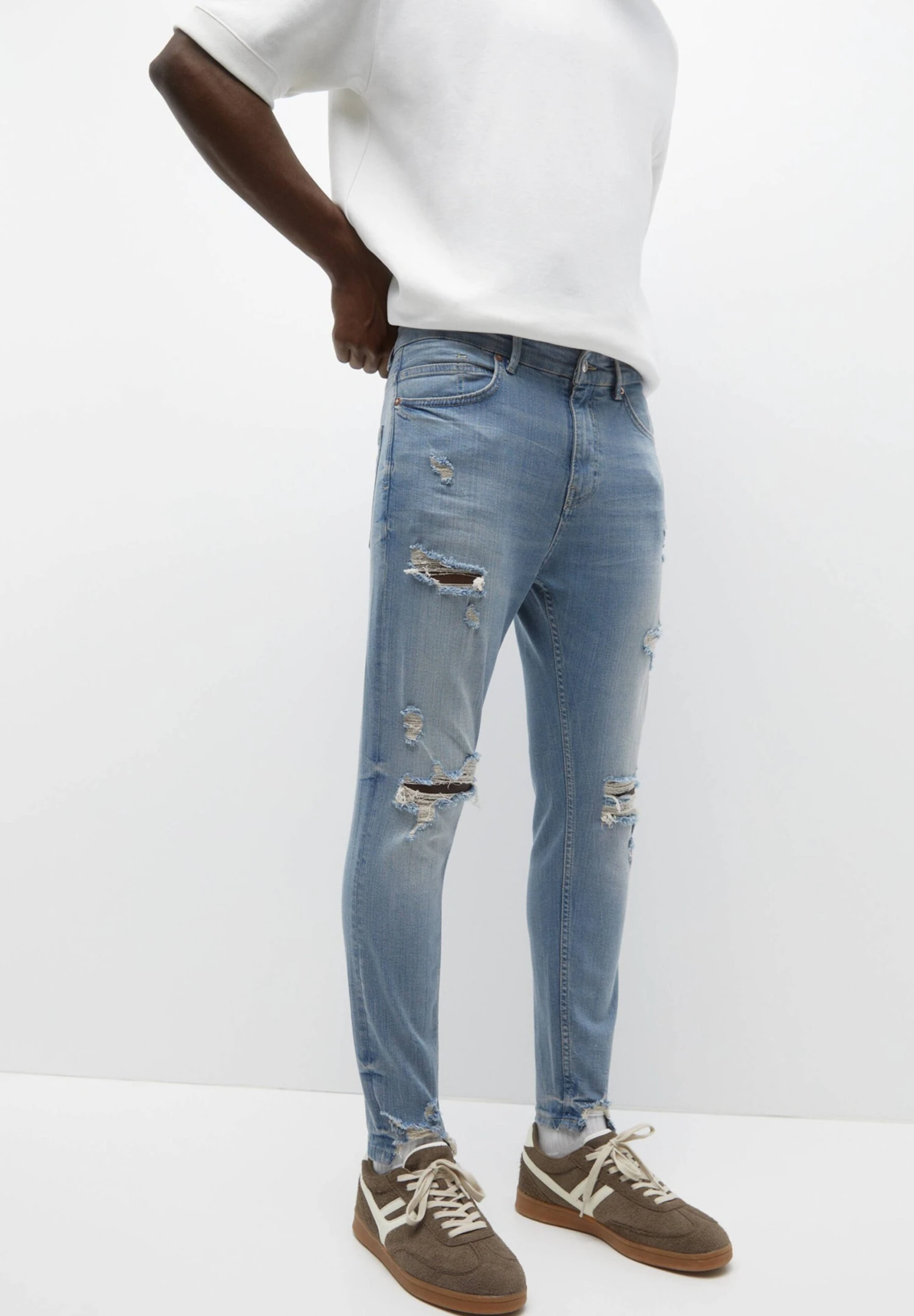 PULL & BEAR Ripped Carrot FitJeans Tapered FitLight Blue Denim Uomo Jeans PUC22G0NI-K12 3 PULL & BEAR Ripped Carrot FitJeans Tapered FitLight Blue Denim Uomo Jeans PUC22G0NI-K12