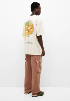 PULL & BEAR With Embroidered Graphic DetailT-Shirt Con StampaSand Uomo T-shirt E Polo PUC22O1MP-B11 12 PULL & BEAR With Embroidered Graphic DetailT-Shirt Con StampaSand Uomo T-shirt E Polo PUC22O1MP-B11 -PULL - BEAR Negozio 633ad8e7780d42e9952b35b7ce7e82d9