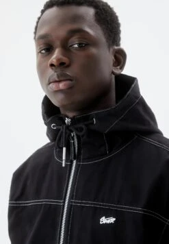 PULL & BEAR Pronounced SeamsGiacca Da Mezza StagioneBlack Uomo Pantaloni Sportivi E Joggers PUC22S0QI-Q11 -PULL - BEAR Negozio 69eb4d05fbed4e4ca7eb7b0a85701914