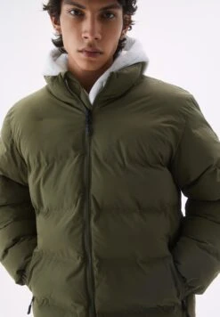 PULL & BEAR Basic Coloured-Puffer Giacca InvernaleKhaki Uomo Giacche PUC22T0T6-N11 -PULL - BEAR Negozio 6ade0fbd6cab49e48902ac7775747c37