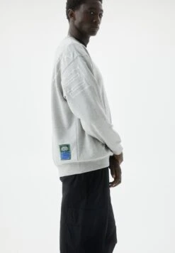 PULL & BEAR Detroit VarsityFelpaGrey Uomo Maglieria E Felpe PUC22S0R6-C11 -PULL - BEAR Negozio 6d5a1f5877dc40109ee78697ecb48545