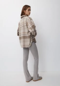 PULL & BEAR CheckGiacca Da Mezza StagioneSand Donna Giacche E Blazer PUC21G0IN-B11 -PULL - BEAR Negozio 775daeeb48a640a4be6d797663a421b9