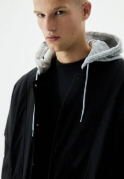 PULL & BEAR DetachableGiacca Da Mezza StagioneBlack Uomo Giacche PUC22T0T9-Q11 -PULL - BEAR Negozio 78747a5bbe484a2a90ae70416a9b9d74