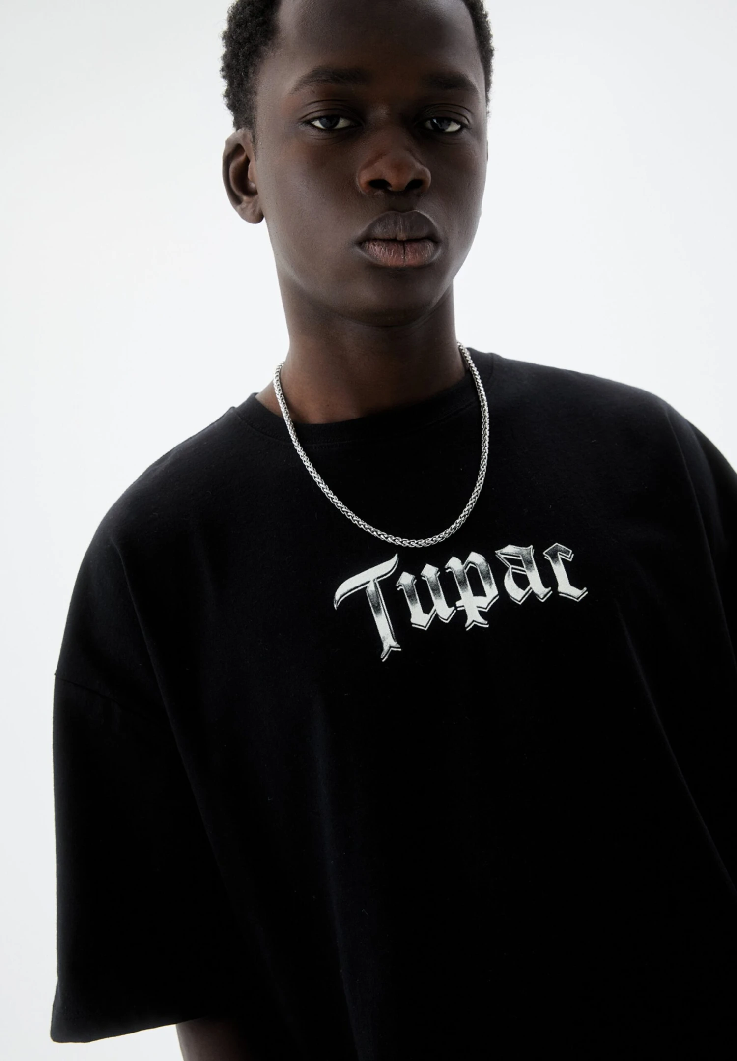 PULL & BEAR Tupac - T-Shirt Con Stampa - Black 7 PULL & BEAR Tupac - T-Shirt Con Stampa - Black - immagine 5