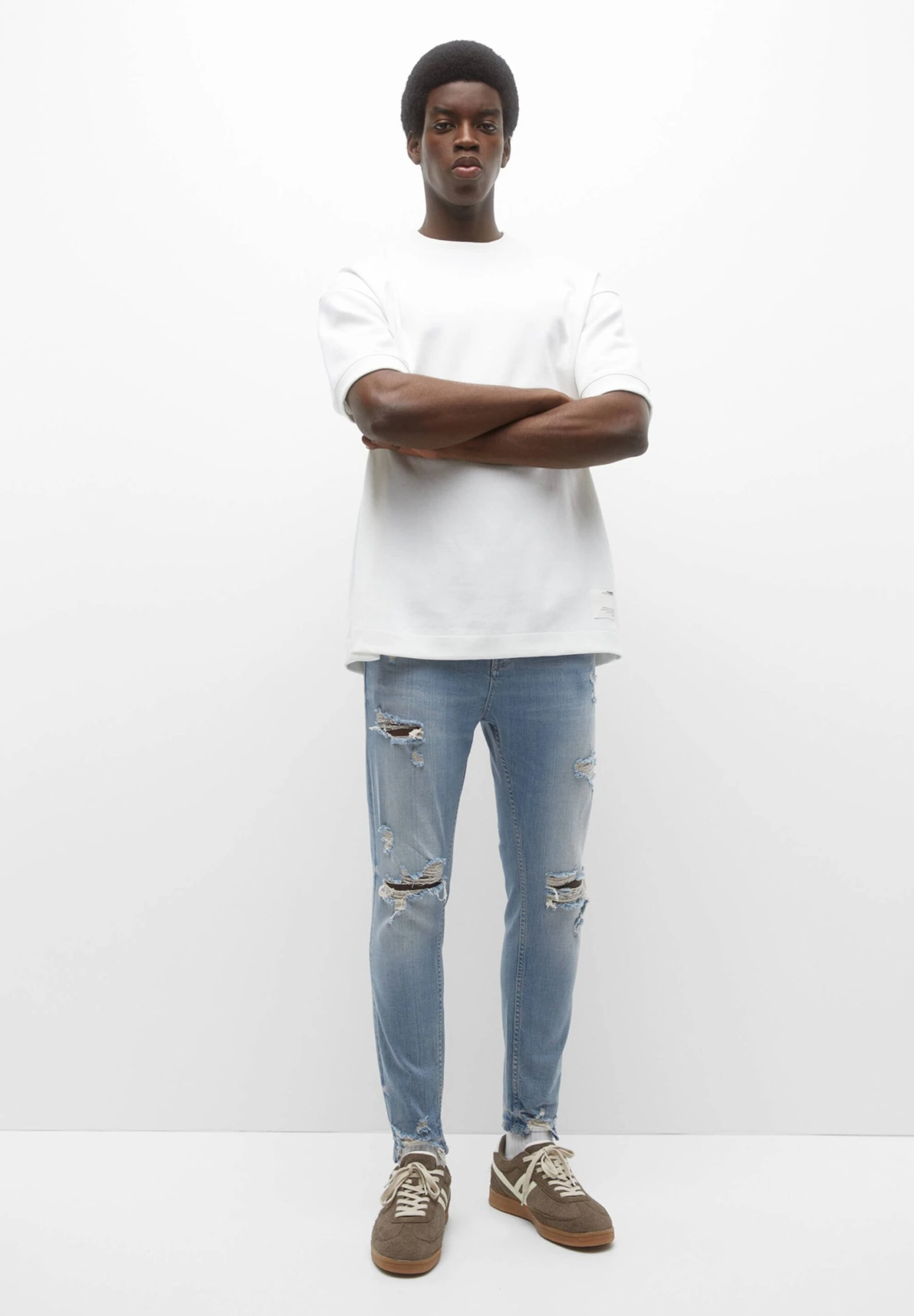 PULL & BEAR Ripped Carrot FitJeans Tapered FitLight Blue Denim Uomo Jeans PUC22G0NI-K12 4 PULL & BEAR Ripped Carrot FitJeans Tapered FitLight Blue Denim Uomo Jeans PUC22G0NI-K12 - immagine 2