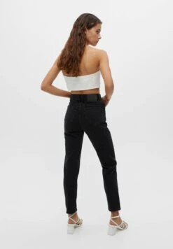 PULL & BEAR Mom Fit - Jeans Tapered Fit - Black -PULL - BEAR Negozio 7ffc6d9cdf204c8b843687f189ff9492