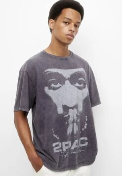 PULL & BEAR Tupac GraphicT-Shirt Con StampaLight Grey Uomo T-shirt E Polo PUC22O1OW-C11 -PULL - BEAR Negozio 80a55dafe5c04c2a8182eb26f1bdc552