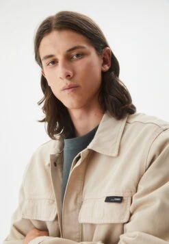 PULL & BEAR BasicTruckerGiacca LeggeraSand Uomo Giacche PUC22T0SQ-B11 -PULL - BEAR Negozio 813bd556ede74d09ba44ba64b5a93d3e