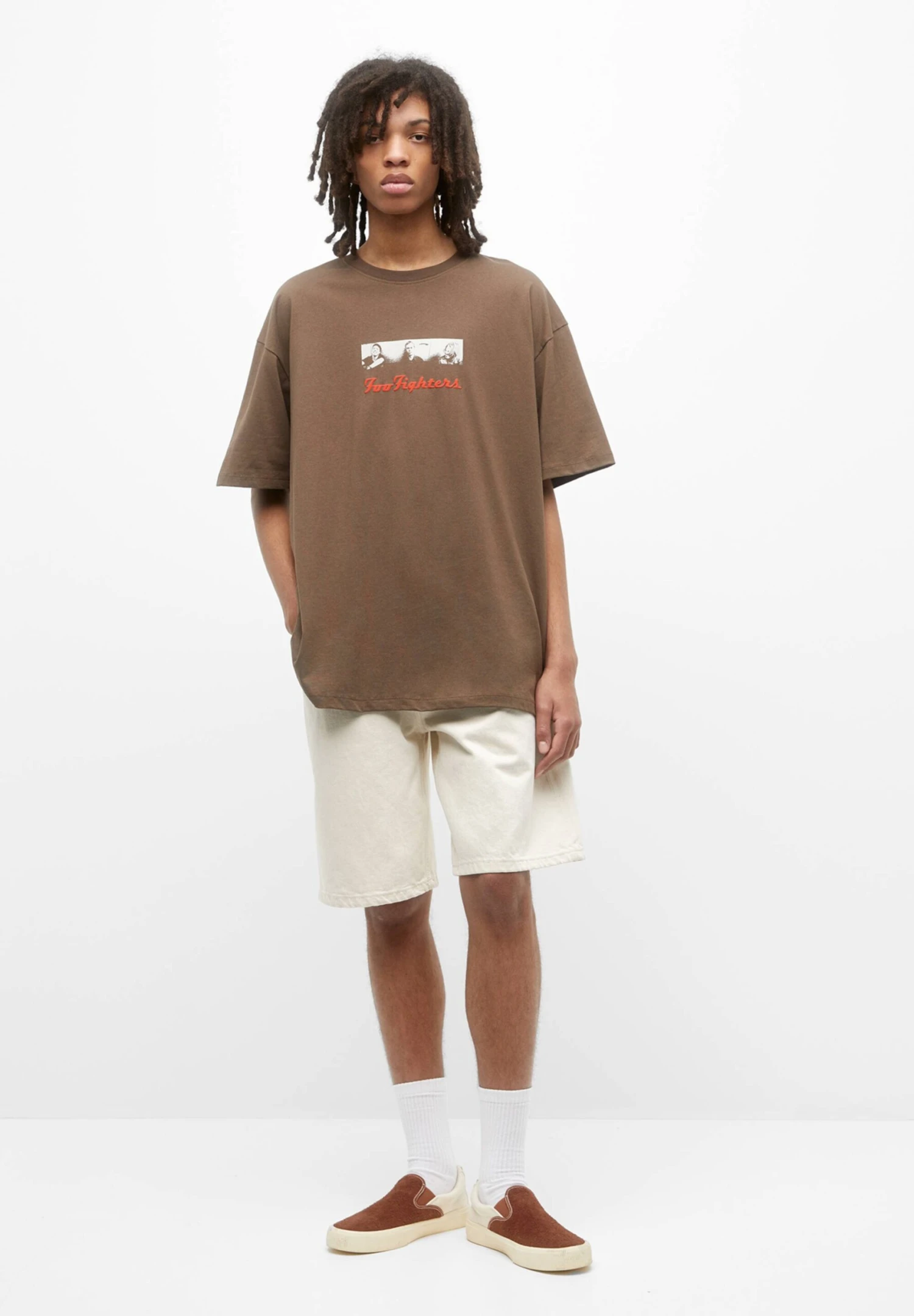 PULL & BEAR Foo Fighters T-Shirt Con StampaBrown Uomo T-shirt E Polo PUC22O1N6-O11 4 PULL & BEAR Foo Fighters T-Shirt Con StampaBrown Uomo T-shirt E Polo PUC22O1N6-O11 - immagine 2