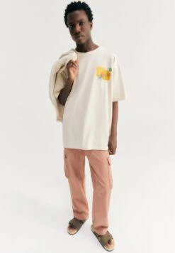 PULL & BEAR With Embroidered Graphic DetailT-Shirt Con StampaSand Uomo T-shirt E Polo PUC22O1MP-B11 15 PULL & BEAR With Embroidered Graphic DetailT-Shirt Con StampaSand Uomo T-shirt E Polo PUC22O1MP-B11 -PULL - BEAR Negozio 859954991c304d778c81480cdae0440a