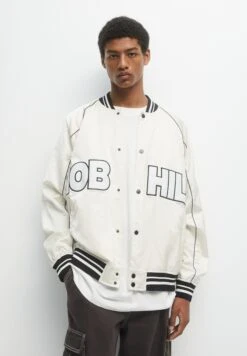 PULL & BEAR Varsity - Giubbotto Bomber - White -PULL - BEAR Negozio 85a12b262de3497dbb67b88a05a98ffe