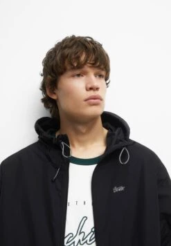 PULL & BEAR BlockImpermeabileBlack Uomo Giacche PUC22T0SI-Q11 12 PULL & BEAR BlockImpermeabileBlack Uomo Giacche PUC22T0SI-Q11 -PULL - BEAR Negozio 867bb8819ad04f108563623fa068f1dd