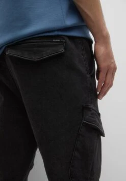 PULL & BEAR Basic Cargo- Jeans Tapered Fit - Black Denim -PULL - BEAR Negozio 87e7dd3fbec549d6b904bf8f4ca510ea