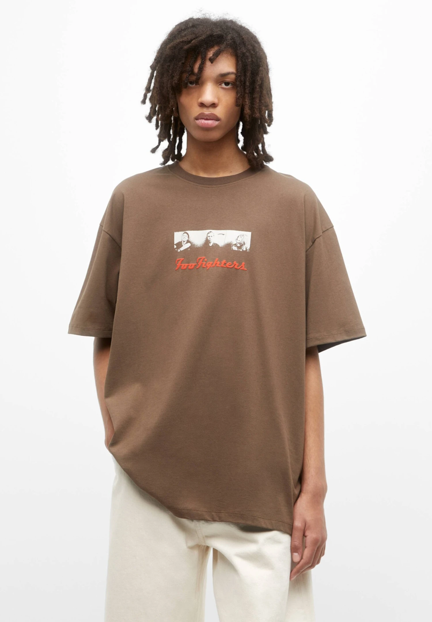 PULL & BEAR Foo Fighters T-Shirt Con StampaBrown Uomo T-shirt E Polo PUC22O1N6-O11 3 PULL & BEAR Foo Fighters T-Shirt Con StampaBrown Uomo T-shirt E Polo PUC22O1N6-O11