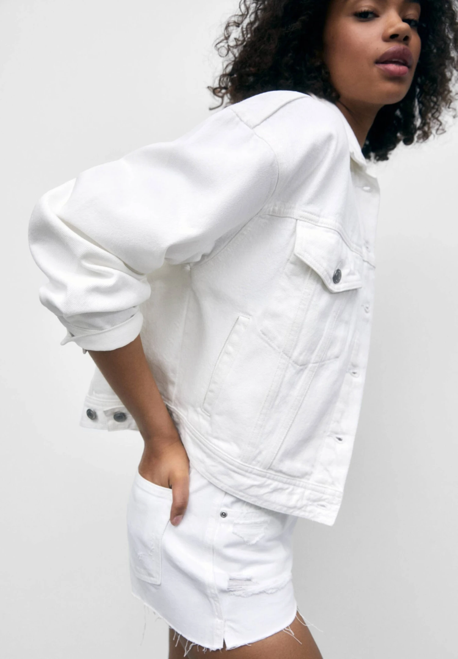 PULL & BEAR Giacca Di JeansWhite Donna Giacche E Blazer PUC21G0H5-A11 6 PULL & BEAR Giacca Di JeansWhite Donna Giacche E Blazer PUC21G0H5-A11 - immagine 4