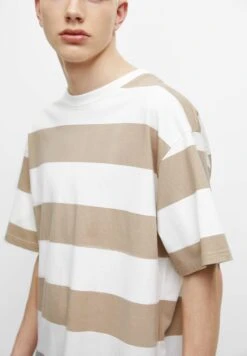 PULL & BEAR Striped Short SleeveT-Shirt Con StampaSand Uomo T-shirt E Polo PUC22O1KJ-B11 -PULL - BEAR Negozio 92ff5fab810e477292891d1281c9d7d8