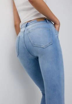 PULL & BEAR Super High WaistedJeans Skinny FitLight-Blue Denim Donna Jeans PUC21N0MA-K12 -PULL - BEAR Negozio 94a47806ade24c9baf769a4400bf3830