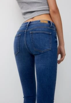 PULL & BEAR Mid-Waist BasicJeans Skinny FitLight Blue Donna Jeans PUC21N0M9-K12 -PULL - BEAR Negozio 9e0a51156c0345bca21afb6cc6e63a94