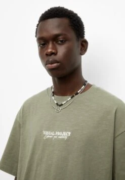 PULL & BEAR With Short Sleeves And Slogan PrintT-Shirt Con StampaKhaki Uomo T-shirt E Polo PUC22O1OO-N11 -PULL - BEAR Negozio a44ce0214e824897a9854738b0f7cc87