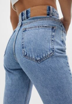 PULL & BEAR Mom FitJeans Tapered FitBlue Denim Donna Jeans PUC21N0ER-K14 13 PULL & BEAR Mom FitJeans Tapered FitBlue Denim Donna Jeans PUC21N0ER-K14 -PULL - BEAR Negozio a653144fee5a4740b5daff0ed6ccf61d