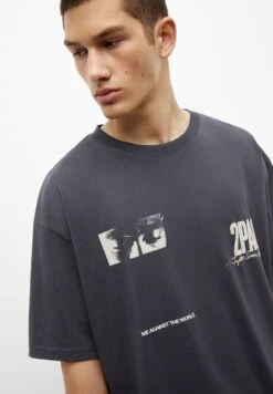 PULL & BEAR Tupac Me Against The World T-Shirt Con StampaGrey Uomo T-shirt E Polo PUC22O1MA-C11 -PULL - BEAR Negozio a74ef71eb099454fa828fb3568b01664